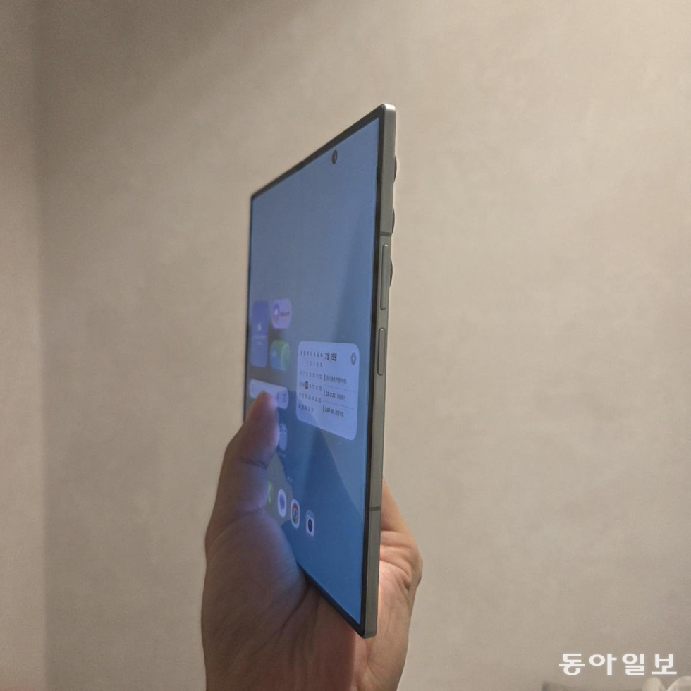 6년만의 스마트폰-태블릿 완전체… 얇고 가벼워진 갤럭시Z 폴드7
