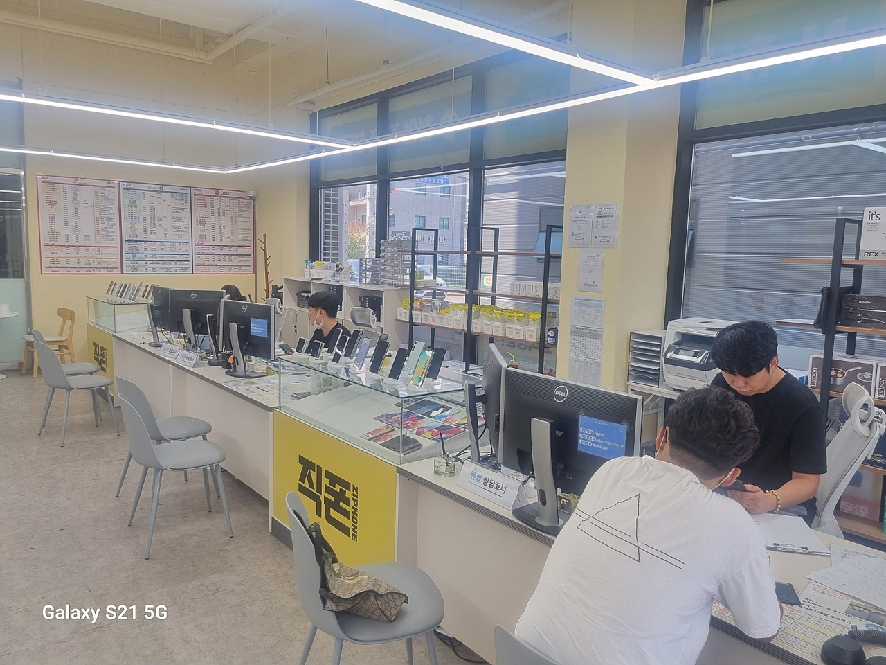 천안 청당동직폰 성지매장에서 싸게 구입했습니다