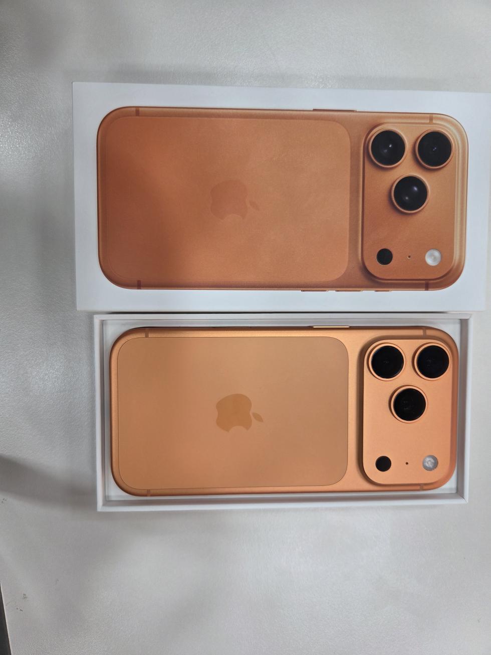 퍼스트폰에서 17프로 구매했어요!